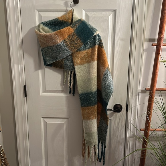 Steve Madden Colorblock Oblong Long Scarves, with Fringe Detail. Versatile! - Picture 12 of 16